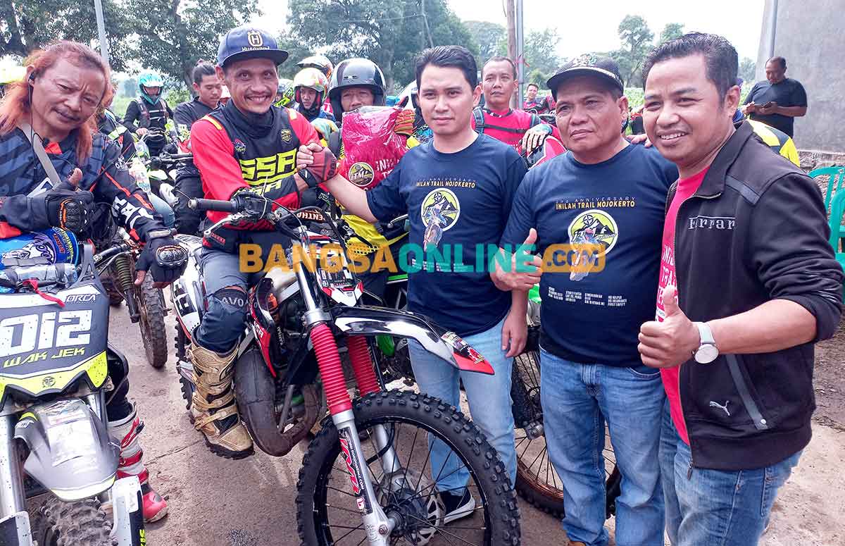Wakil Bupati Mojokerto, Muhammad Al Barra atau yang akrab disapa Gus Barra, saat bersama pengendara trail dari komunitas ITM. Foto: ROCHMAT SAIFUL ARIS/BANGSAONLINE