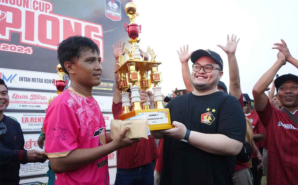 Bupati Kediri, Hanindhito Himawan Pramana, saat menyerahkan piala kepada sang juara. Foto: Ist