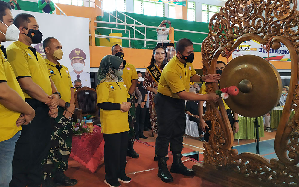 Wakapolda Jatim, Brigjen Pol Slamet Hadi Supraptoyo saat memukul gong tanda dibukanya turnamen. foto: AAN AMRULLOH/ BANGSAONLINE