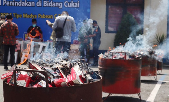 Bea Cukai Blitar Musnahkan Ratusan Ribu Batang Rokok Ilegal