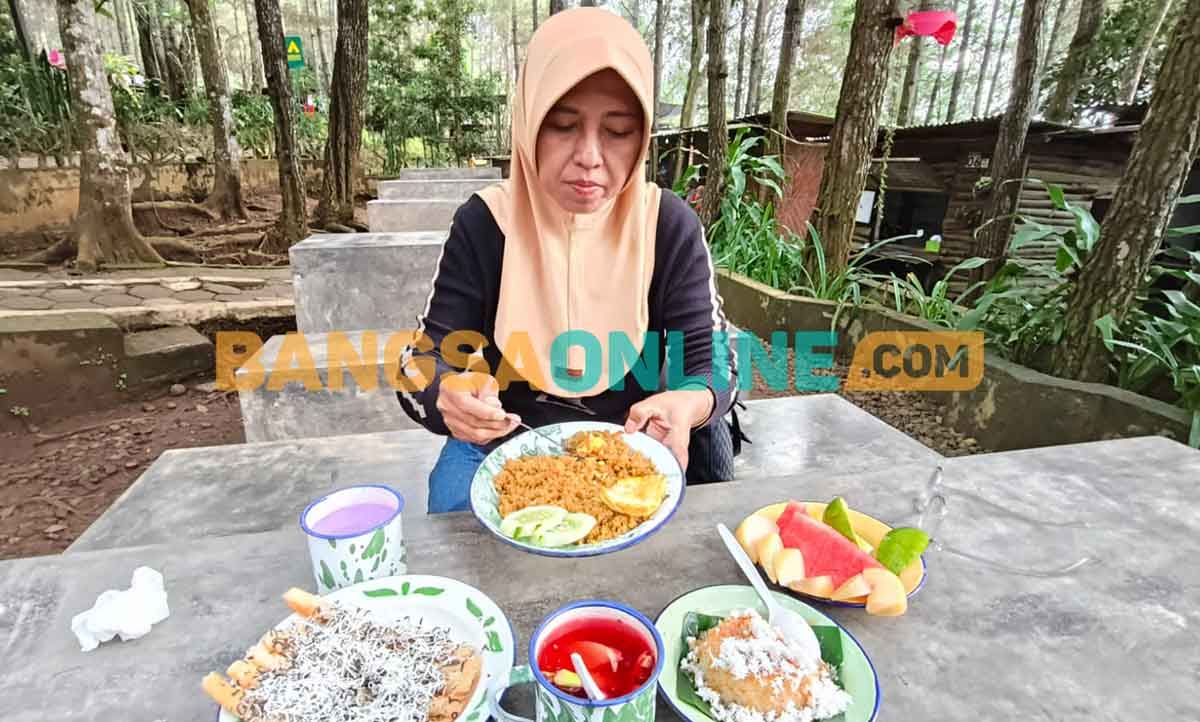 Pengunjung saat menikmati tiwul goreng di Hutan Pinus Plapar. Foto: MUJI HARJITA/BANGSAONLINE