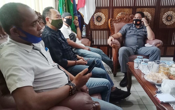 Direktur LSM Pusaka, Lujeng Sudarto (kedua dari kiri) bersama aktivis LSM lainnya saat mendatangi Kantor Satpol PP Pasuruan.