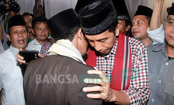 Gus Thoriq Darwis bin Ziyad berangkulan dengan Joko Widodo (saat itu calon presiden) ketika berkunjung ke Pondok Pesantren Babussalam Malang Selatan pada 2014. foto: Istimewa/ BANGSAONLINE.com