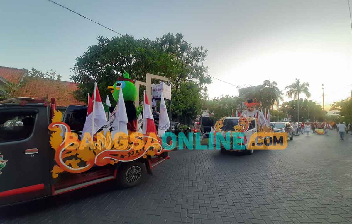 Para peserta Kirab Maskot Cak Rusban. Foto: SYUHUD/BANGSAONLINE