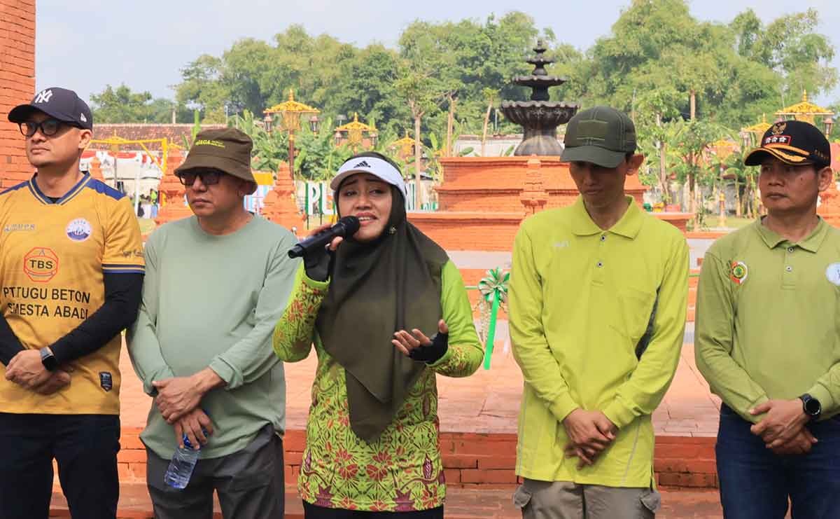 Bupati Mojokerto, Ikfina Fahmawati, saat memberi sambutan dalam peresmian RTH Japan.