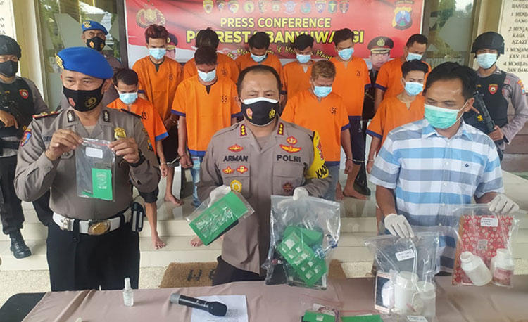 Kapolresta Banyuwangi Kombes Pol. Arman Asmara Syarifuddin, S.I.K., menunjukkan tersangka dan barang bukti. (foto: ist)