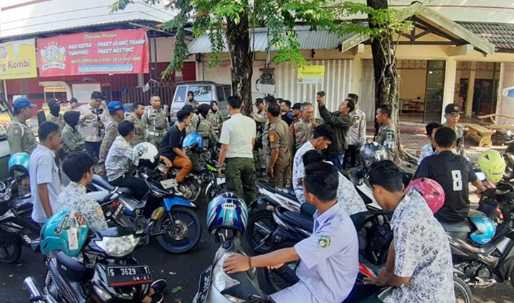 Petugas Satpol PP Kota Mojokerto saat merazia pelajar SMA bolos sekolah.