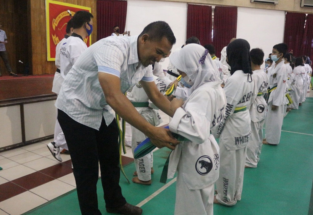 Danyonif l Marinir, Letkol Marinir Akhmad Kharis Mukhiyiddin, saat menyematkan sabuk kenaikan tingkat pada Taekwondoin.