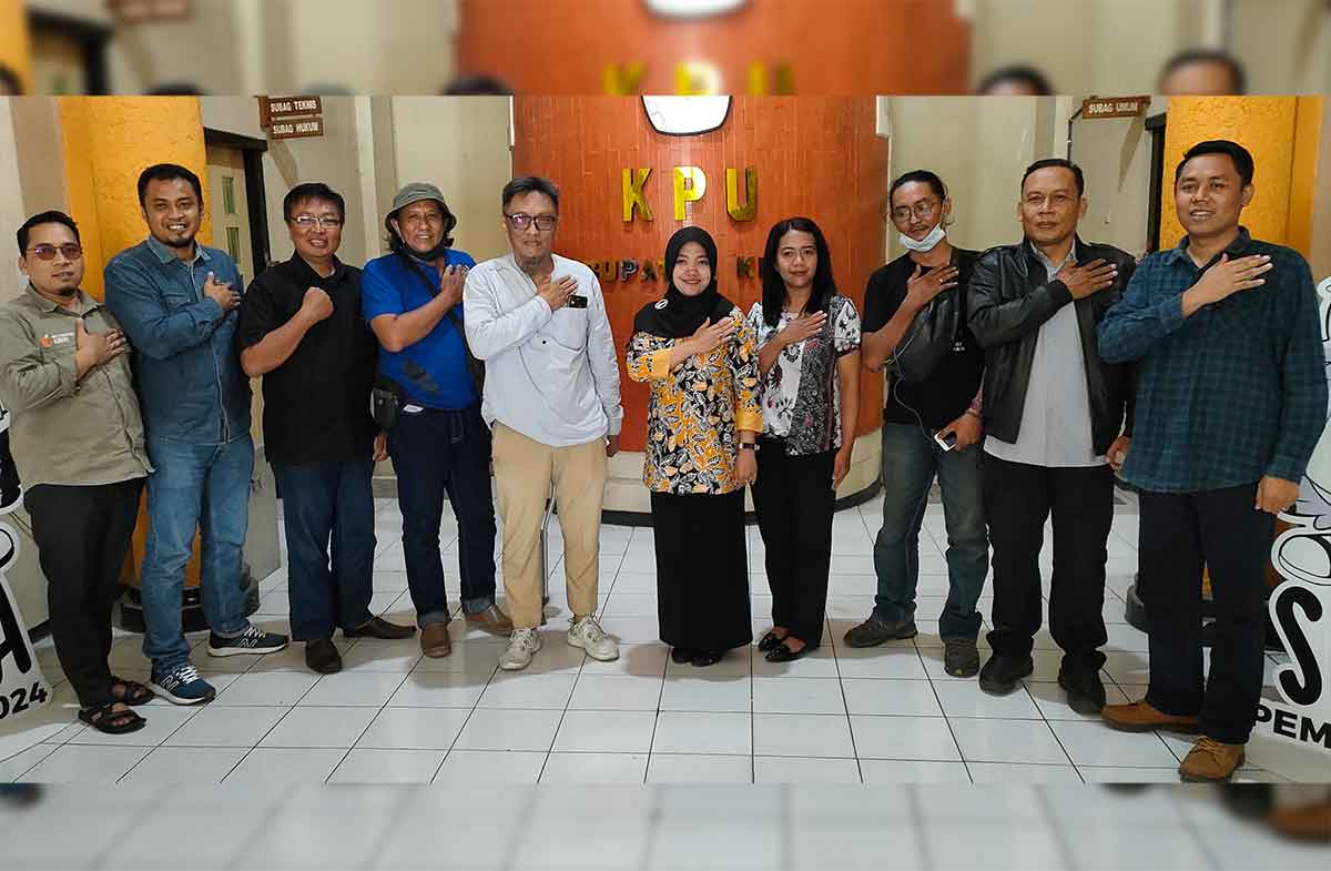 Tim Mappilu PWI Kediri bersama Ketua KPU Kabupaten Kediri, Ninik Sunarmi (berhijab) dan jajaran. Foto: Ist