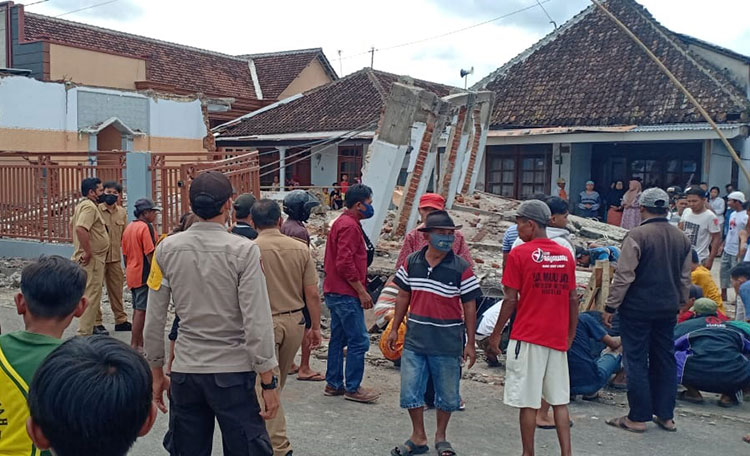 Proses evakuasi korban. (foto: ist)