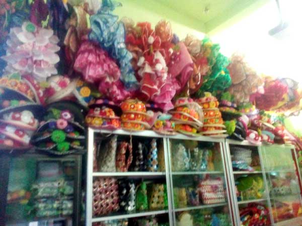 Baju-baju daur ulang sampah. Mau sewa ok, mau beli boleh. foto: Tari UTM/ BANGSAONLINE