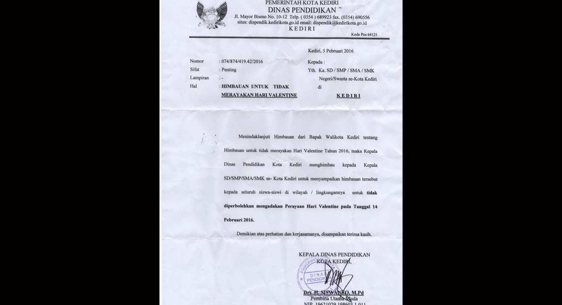 Surat edaran dari Dinas Pendidikan Kota Kediri terkait larangan perayaan hari valentine. foto: arif kurniawan/ BANGSAONLINE