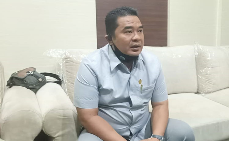 H. Mohammad Fahad, Ketua DPRD Bangkalan saat memberikan penjelasan kepada media di ruangan pribadinya, Senin (13/7/2020).