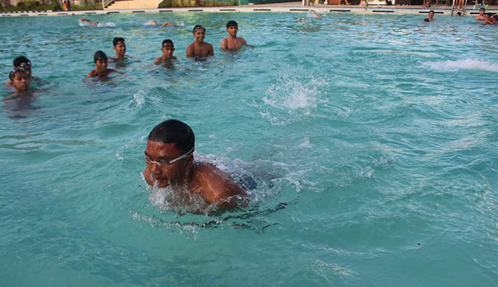 Atlet renang dari Jember saat berlatih di Kolam Renang Tirta Balawara Yudha Yonif Raider 509 Kostrad.