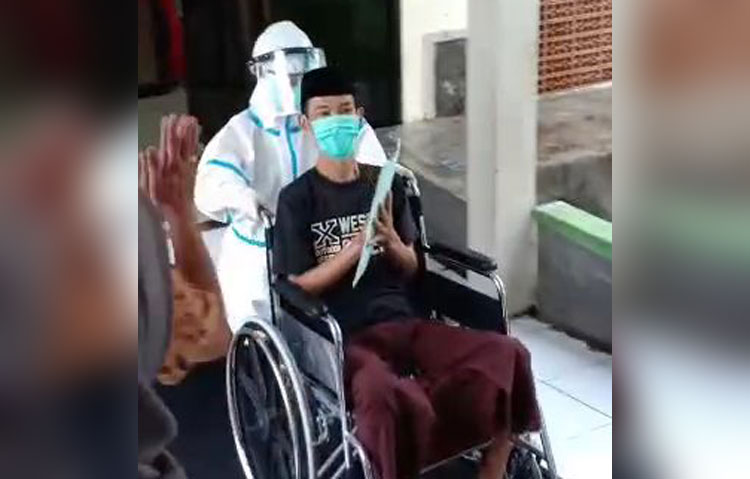 Almarhum sempat dinyatakan sembuh dari Covid-19 sebelum akhirnya meninggal dunia.