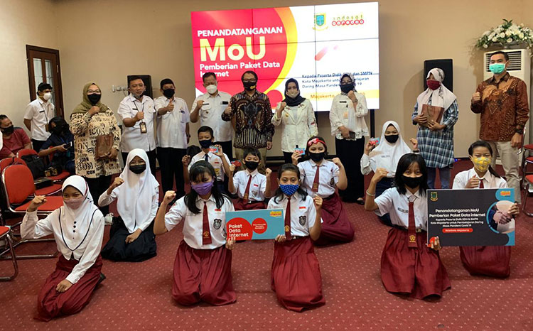 Wali Kota Mojokerto saat meluncurkan paket data gratis bagi 15.609 pelajar. (foto: ist).