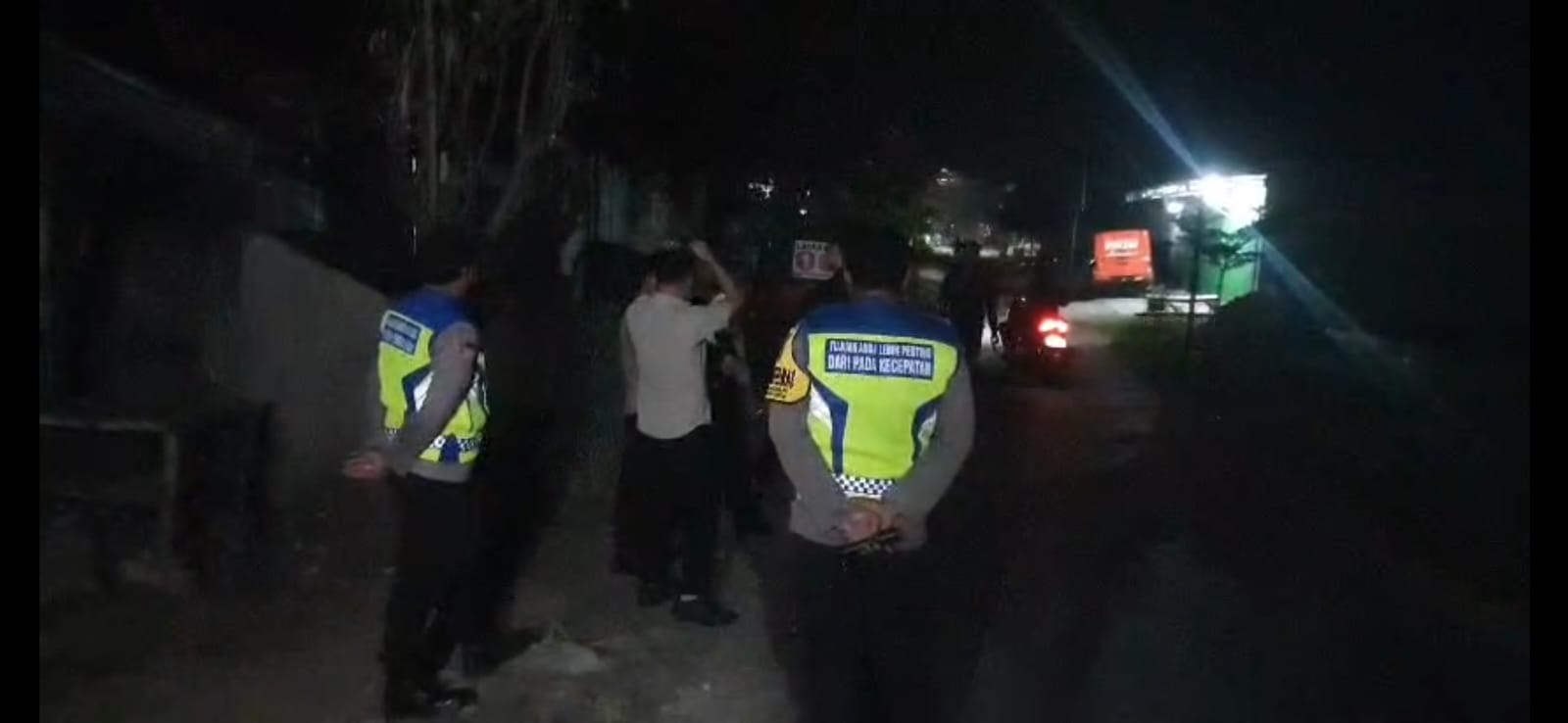 Anggota Polres Nganjuk saat tiba di TKP