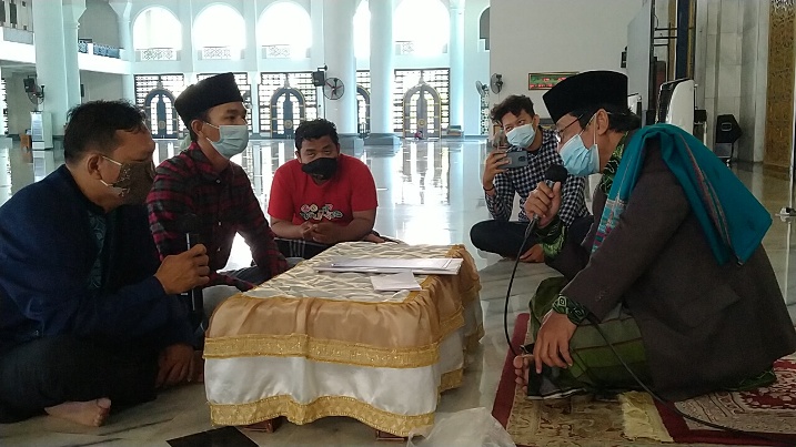 Dua muallaf: Agus Subari dan Ronald Kristianto Tomasoa saat dibimbing mengikrarkan dua kalimat syahadat oleh Dr KH Muhammad Sujak. foto: MMA/ BANGSAONLINE.com
