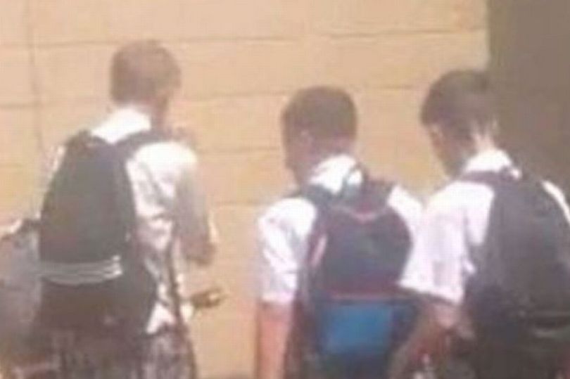 Siswa pakai rok? Kenapa tidak? Toh, banyak cewek bercelana pendek.