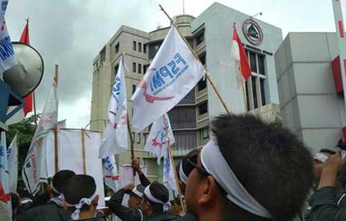 Aksi ratusan pekerja di depan kantor PT Semen Gresik.