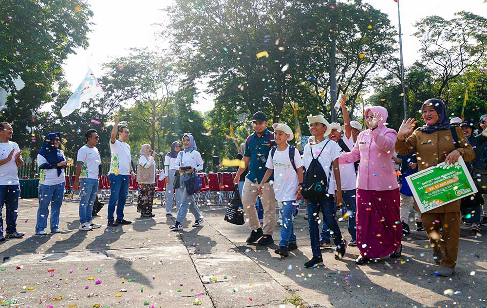SVP Sekretaris Perusahaan PG, Adityo Wibowo (memegang bendera) turut melepas keberangkatan peserta outing class “PG Inspiration Day Goes to KBS” di Halaman GOR Tridharma Petrokimia Gresik.