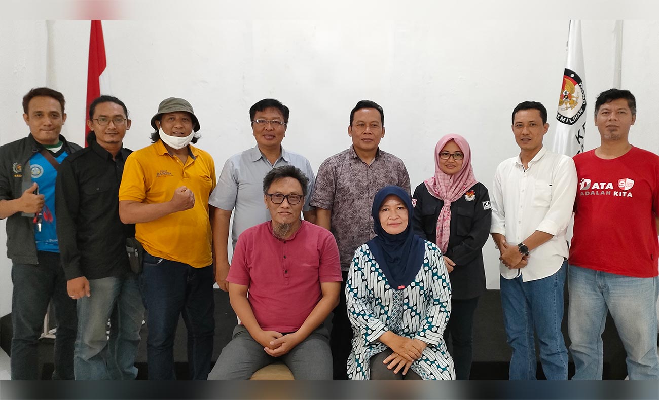 Ketua PWI Kediri Bambang Iswahyoedhi dan Ketua KPU Kota Kediri Pusporini Endah Palupi (duduk) bersama Komisioner KPU Kota Kediri dan Pengurus Mappilu PWI Kediri. Foto: Ist.