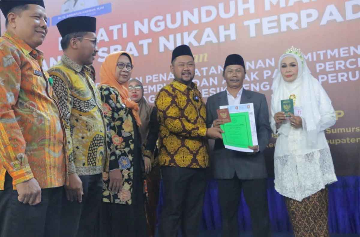 Bupati Gresik, Fandi Akhmad Yani memberikan dokomen nikah kepada peserta sidang isbat. Foto: Ist
