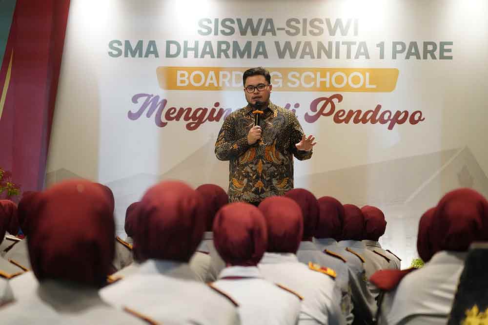 Hardiknas, Bupati Kediri Beri Kado Siswa Boarding School Menginap di Rumah Dinas