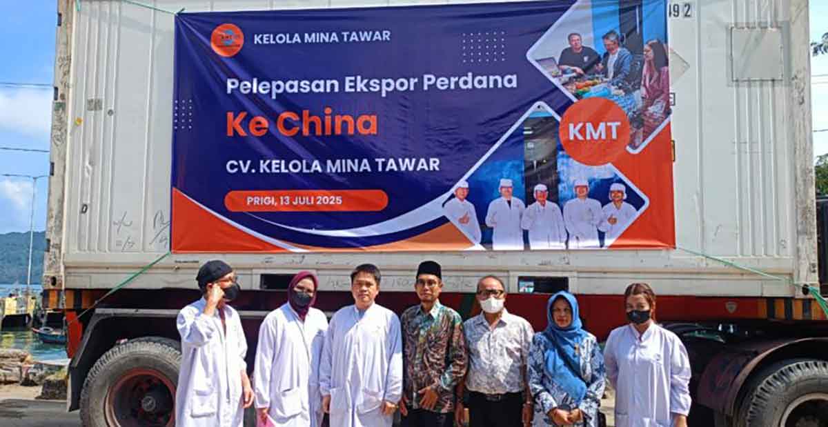 Kepala Dikomidag Trenggalek, Saniran (tengah berbatik) bersama para pengusaha.