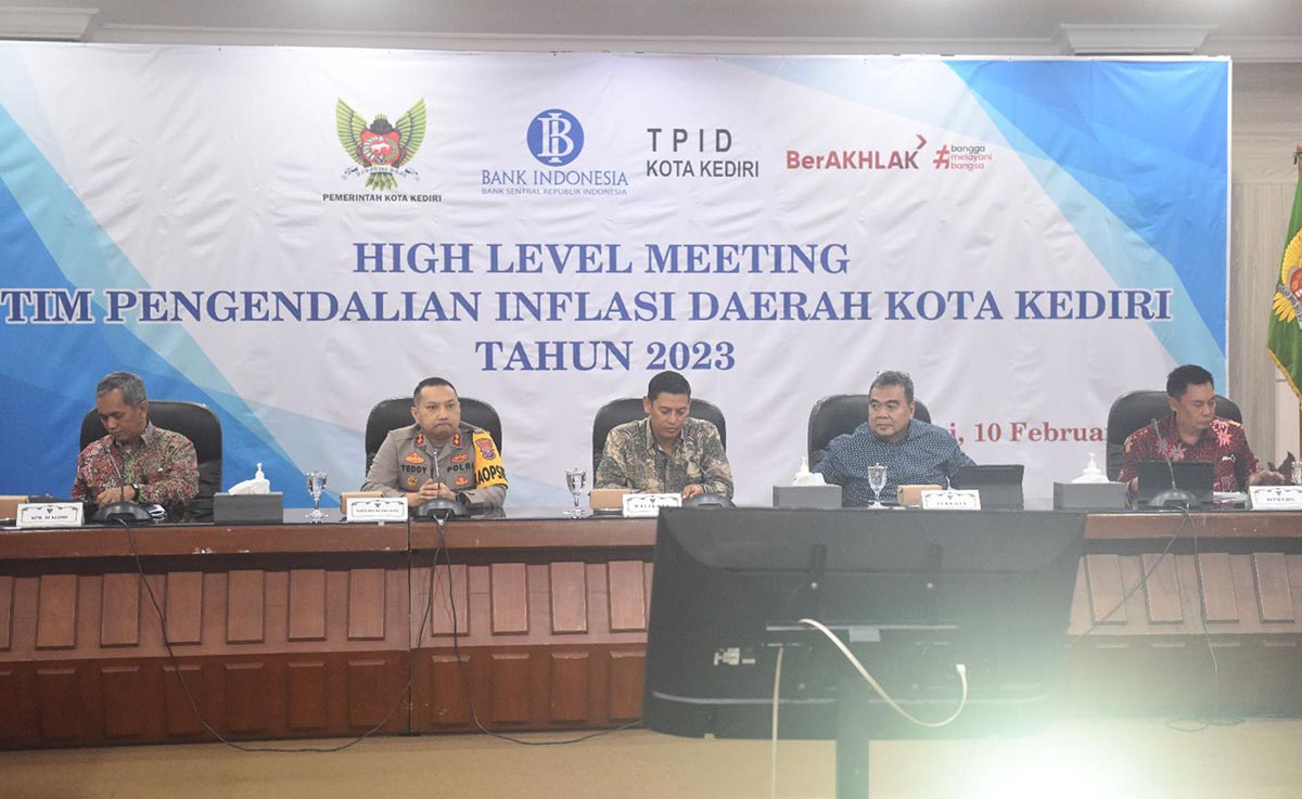 Wali Kota Abdullah Abu Bakar (tengah) saat memimpin High Level Meeting TPID Kota Kediri. Foto: Ist.