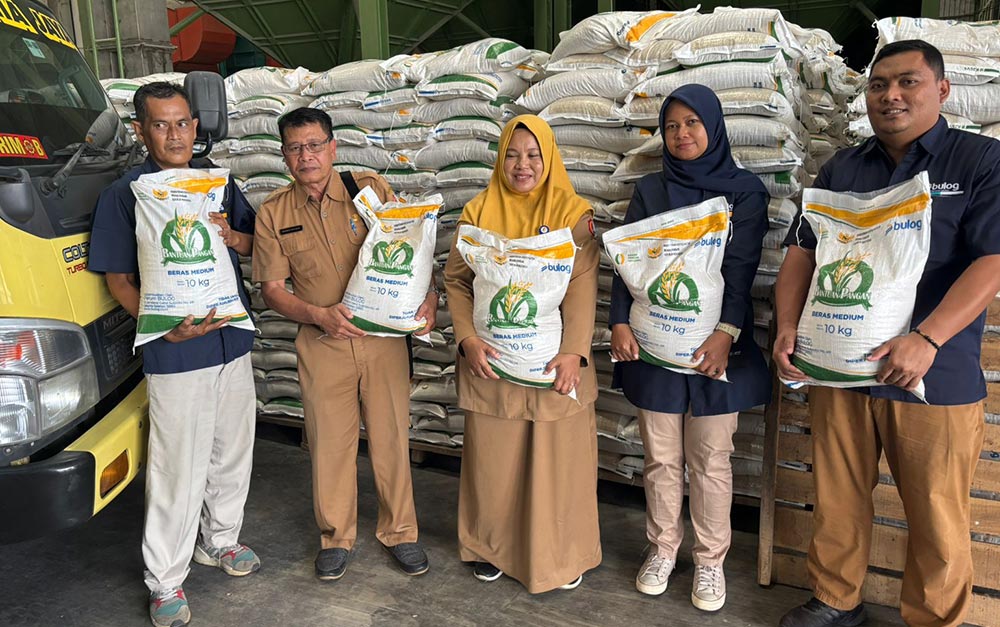 Kepala DKPP Bojonegoro, Zaenal Fanani, saat meninjau Gudang Bulog Bojonegoro.