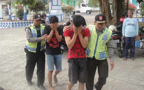 Kedua korban saat digelandang ke Mapolsek Talun. foto: tri susanto/BANGSAONLINE