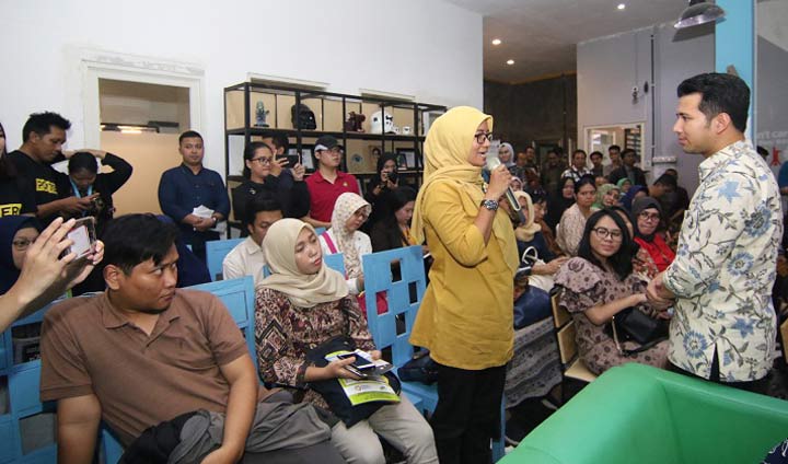 Secara aktif para peserta seminar yang terdiri dari pelaku startup bidang teknologi dan IKM di Jatim saling berdialog dengan Wagub Emil Dardak. foto: ist