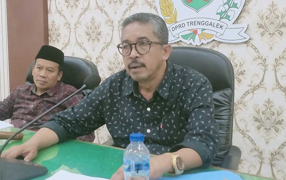 Ketua Pansus III DPRD Trenggalek, Sukarodin (kanan).