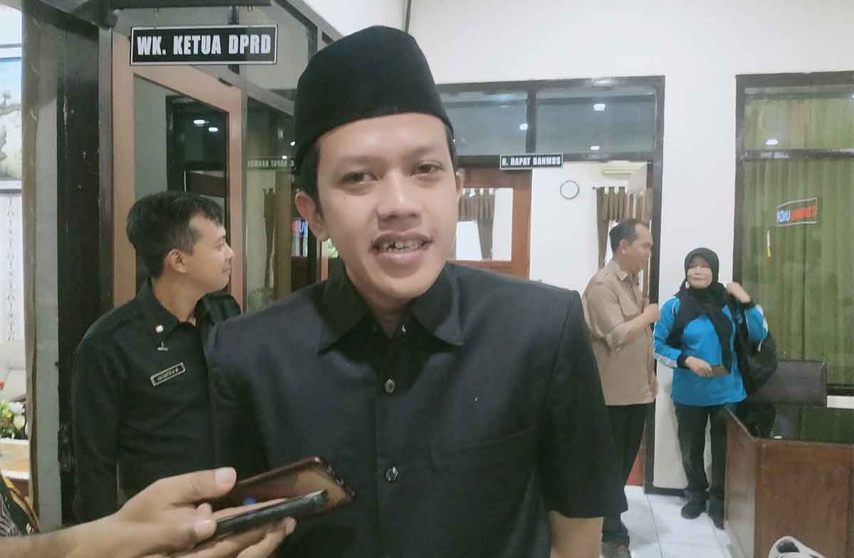 Wakil Bupati Trenggalek, Syah Muhammad Natanegara, saat memberi keterangan kepada awak media.