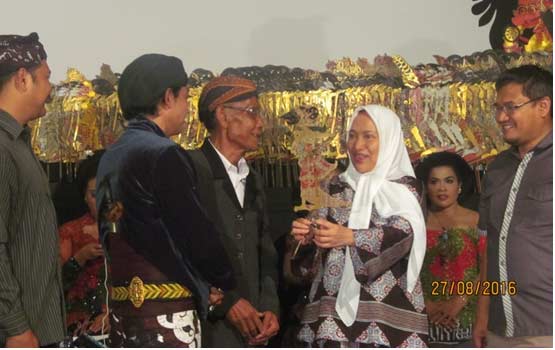Dr Anna Muawanah ketika berdialog bersama dalang dan kru wayang. foto: SUWANDI/ BANGSAONLINE
