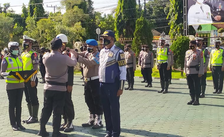Penyematan tanda operasi Lilin Semeru Polresta Banyuwangi dalam rangka pengamanan Natal 2020 dan Tahun Baru, Senin (21/12/2020). foto: teguh prayitno/ bangsaonline.com