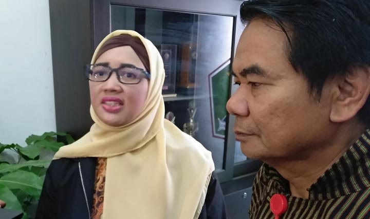 Komisioner KPAI Retno Listyarti bersama Sekkota Malang Wasto menjawab pertanyaan awak media usai rapat koordinasi. foto: IWAN IRAWAN/ BANGSAONLINE