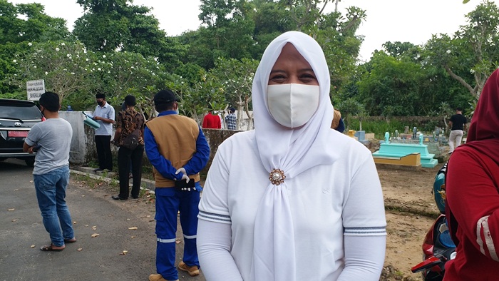 Camat Bangkalan, Cicik Fidiyah, S.E., saat di pemakaman pasien HK di Mlajah, Jum