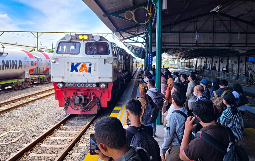 Para pelanggan kereta api yang akan naik dari Stasiun Madiun.