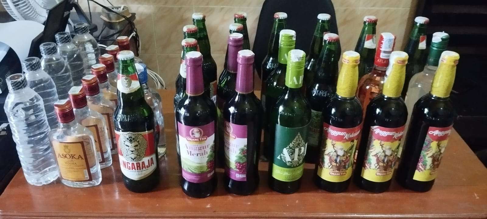 Polisi Bongkar Penjualan Miras di Terminal Sampang, Satu Perempuan Diamankan