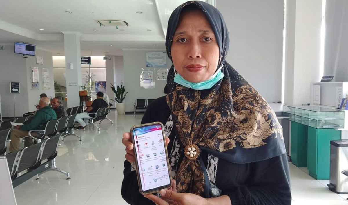 Naning (45), salah satu peserta JKN yang telah merasakan langsung manfaat dari antrean online.