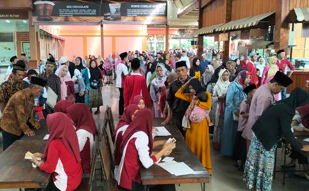 Jamaah pengajian Wisata Kampung Coklat Blitar saat menerima THR.