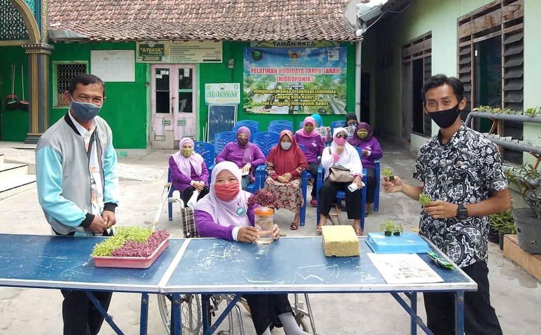 Peserta pelatihan juga difasilitasi untuk mempraktikkan berkebun hidroponik. (foto: ist)