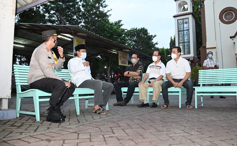 Wali Kota Pasuruan, Saifullah Yusuf (dua dari kiri) didampingi Kapolres Pasuruan Kota saat berbincang dengan Pastur Gereja St. Antonius Padua, Sabtu (3/4) sore.