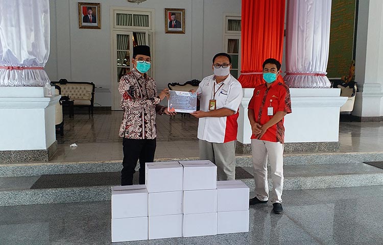 Bupati Bangkalan Abdul Latif Imron Amin saat menerima bantuan 200 paket sembako dari Heri Sukmawan, Field Relation PHE di Pendopo Agung Bangkalan, Selasa (16/6/2020).