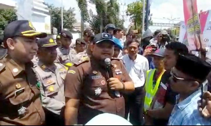 Kasi Pidsus Kejari Sampang Edy Sutomo saat menemui pengunjuk rasa.