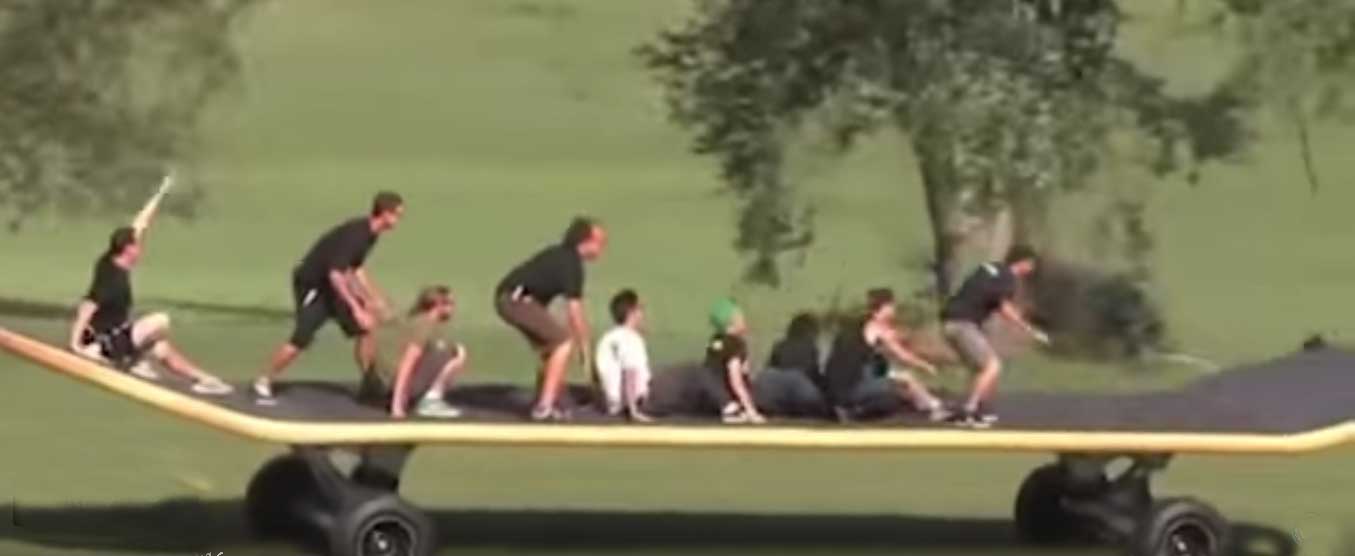 Berselancar dengan skateboard raksasa. foto: repro youtube