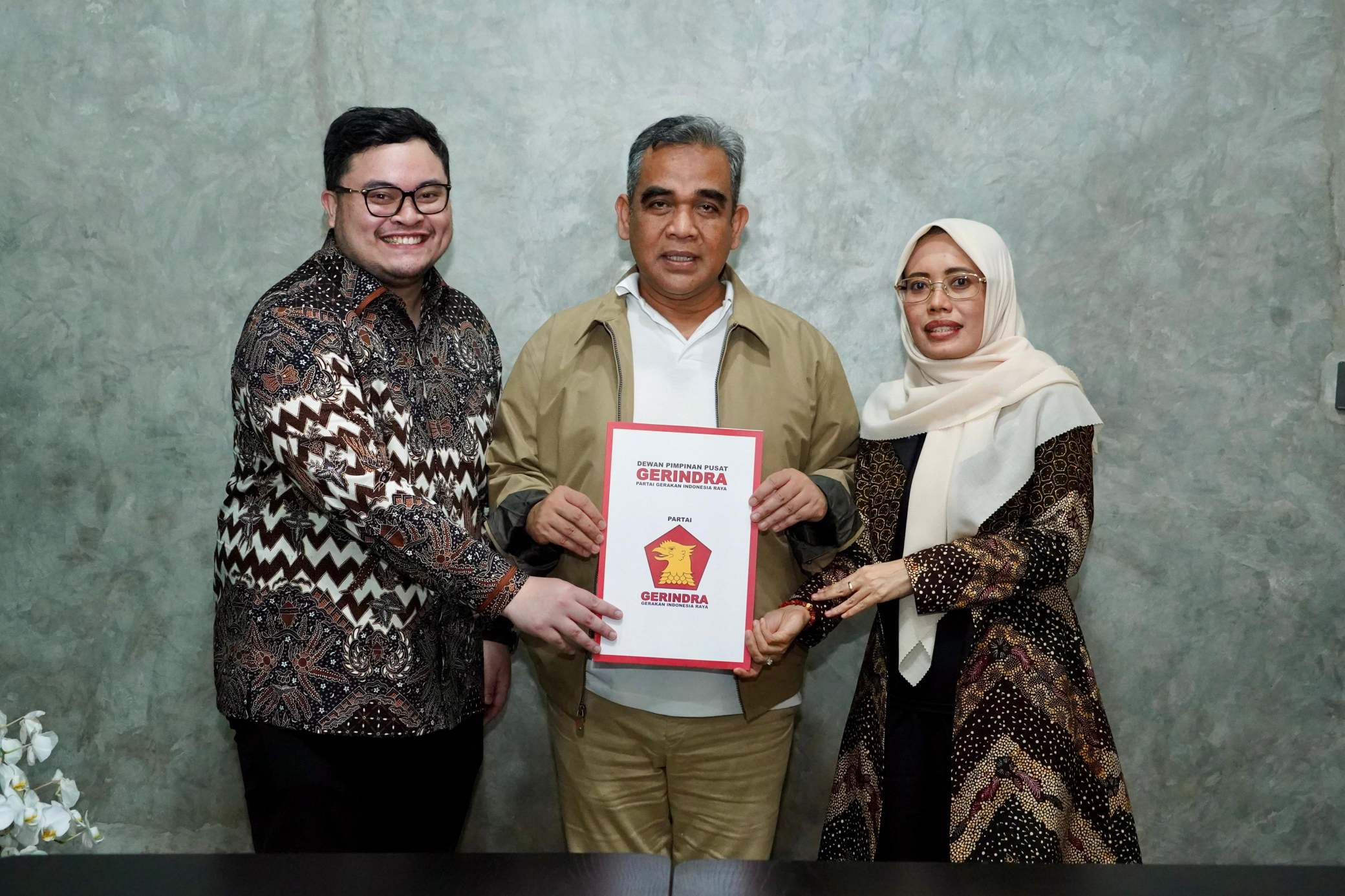 Pasangan bakal calon Bupati dan Wakil Bupati Kediri Hanindhito Himawan Pramana dan Dewi Mariya Ulfa, saat menerima surat rekomendasi dari Sekjen DPP Partai Gerindra, Ahmad Muzani. (dok. Ist)