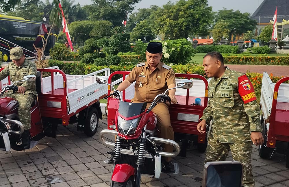Bupati Madiun Hari Wuryanto bersama Dandim 0803 Madiun mencoba kendaraan roda 3 untuk KDKMP. Foto: HENDRO SUHARTONO/ BANGSAONLINE
